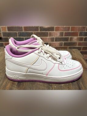Nike Air Force 1 Low GS "Contrast Stitch - Fuchsia Glow" - Size 6.5Y